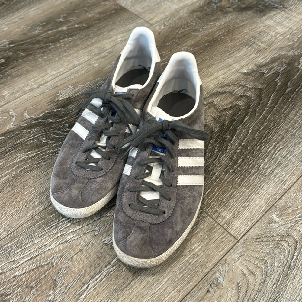Women’s adidas gazelle grey shoes. Size 7 men’s, size 8 - 8.5 women’s.